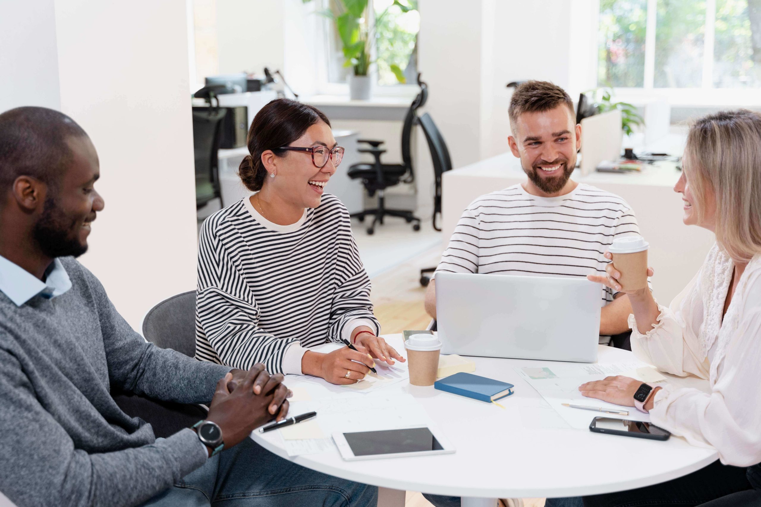 close-up-young-colleagues-having-meeting(aboiutus)